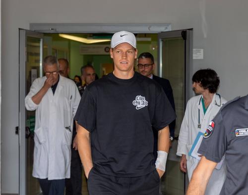Jannik Sinner la ieșirea din spitalul din Milano FOTO Imago Images