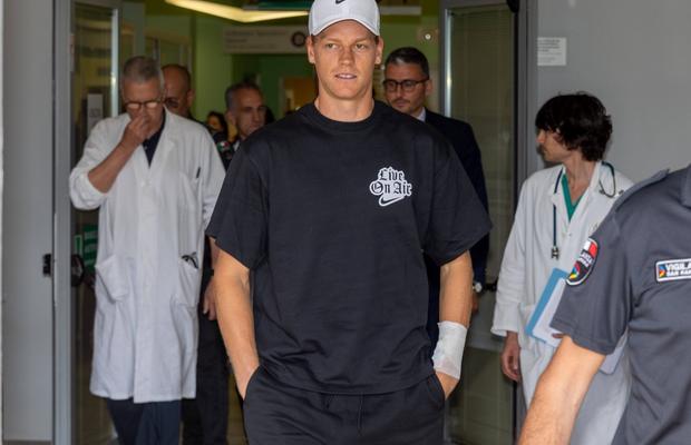 Jannik Sinner, undă verde pentru a începe antrenamentele după două zile de investigații medicale la un spital din Milano