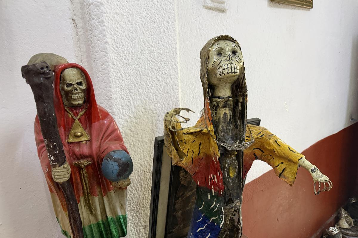 Contrast izbitor în Ciudad de Mexico: milioane de catolici venerează „Sfânta Moarte” » Altare pline cu flori dedicate unui schelet