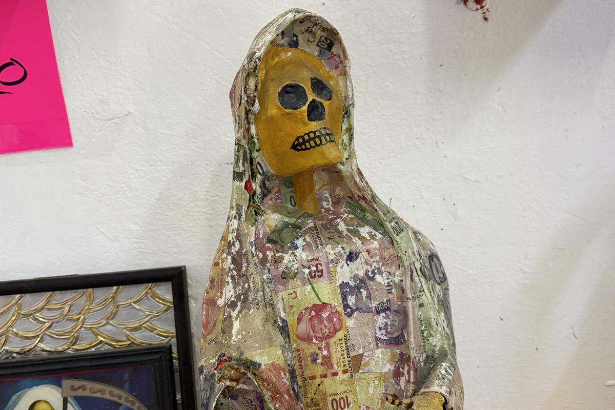 Contrast izbitor în Ciudad de Mexico: milioane de catolici venerează „Sfânta Moarte” » Altare pline cu flori dedicate unui schelet