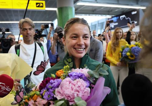Maja Chwalinska, întâmpinată cu flori la revenirea acasă după Roland Garros 2026 Foto: Imago Images