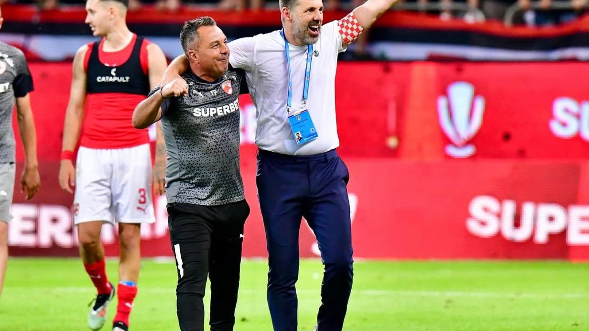 Florentin Petre și Zeljko Kopic discutând pe marginea terenului de fotbal în timpul unui antrenament Dinamo, 2024. | sursa foto: Gazeta Sporturilor