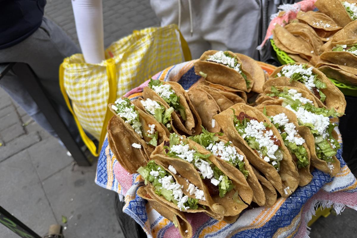 Tacos, condimente și... „grăsuțe” umplute cu șorici crocant » „Street food” altfel în Ciudad de Mexico