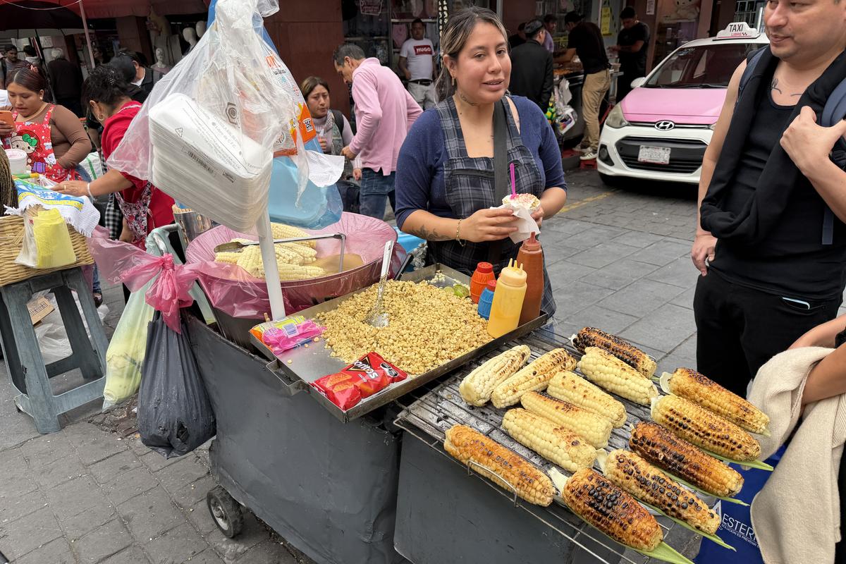 Tacos, condimente și... „grăsuțe” umplute cu șorici crocant » „Street food” altfel în Ciudad de Mexico