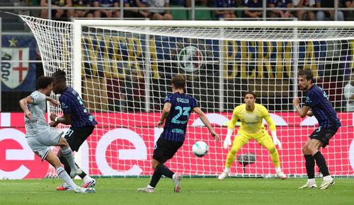 Arthur Atta (în alb) îl învinge pe Yan Sommer și a decis primul eșec al lui Chivu în campionatul trecut la Inter / Foto: GettyImages