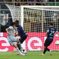 Arthur Atta (în alb) îl învinge pe Yan Sommer și a decis primul eșec al lui Chivu în campionatul trecut la Inter / Foto: GettyImages