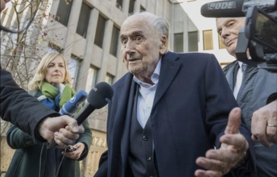 Sepp Blatter (90 de ani), fostul președinte al FIFA timp de 17 ani Blatter a criticat dur decizia FIFA: „Este incredibil și absurd. Nu ar trebui să aibă dreptul”