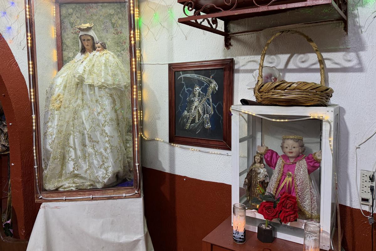 Contrast izbitor în Ciudad de Mexico: milioane de catolici venerează „Sfânta Moarte” » Altare pline cu flori dedicate unui schelet