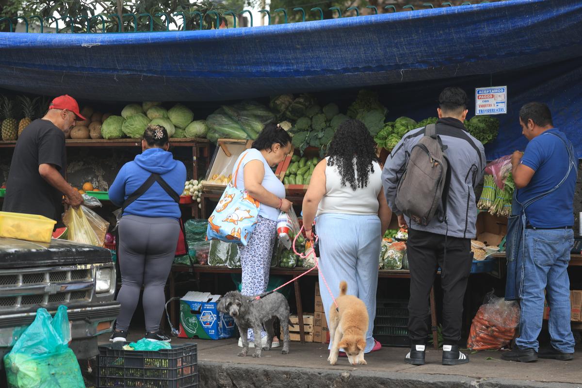 Tacos, condimente și... „grăsuțe” umplute cu șorici crocant » „Street food” altfel în Ciudad de Mexico