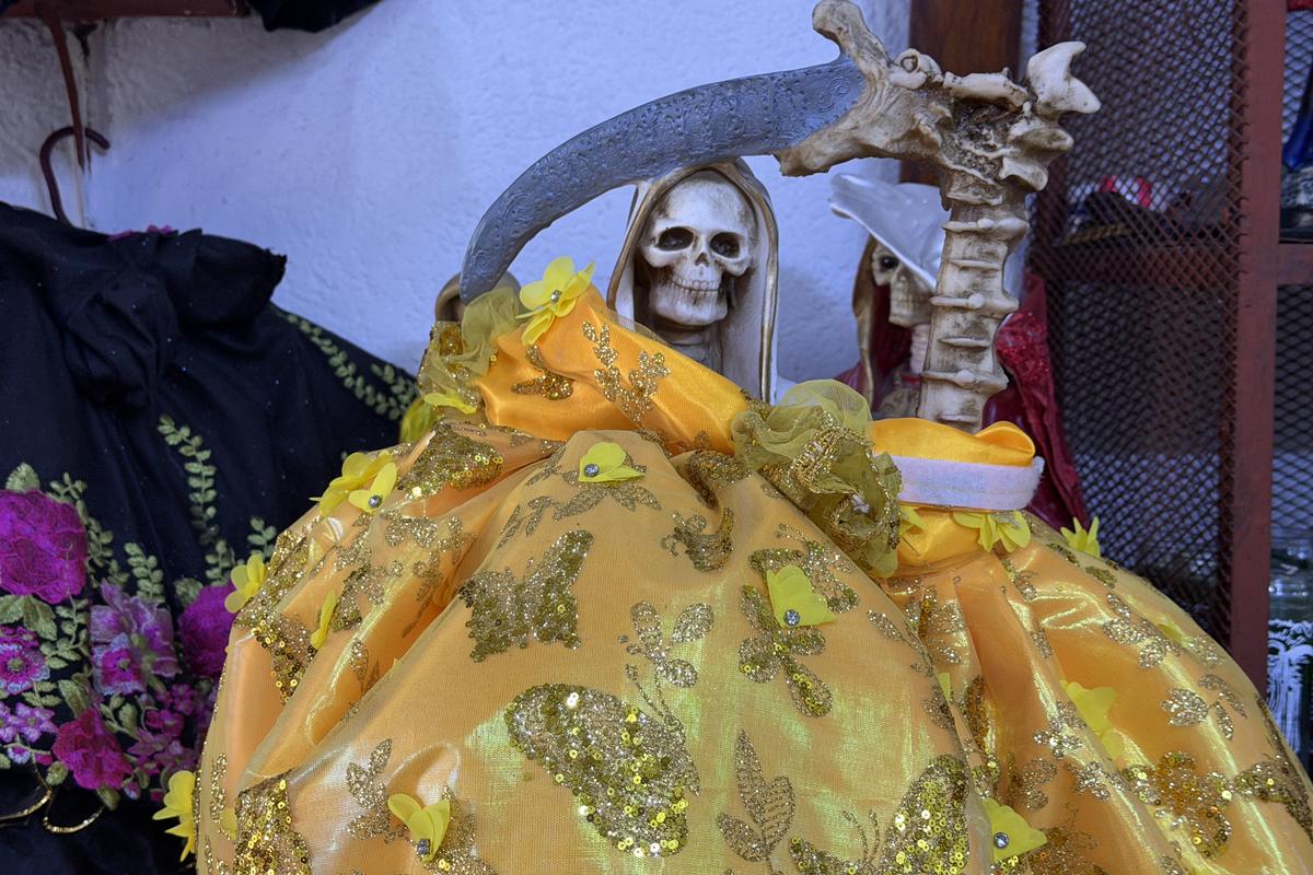 Contrast izbitor în Ciudad de Mexico: milioane de catolici venerează „Sfânta Moarte” » Altare pline cu flori dedicate unui schelet