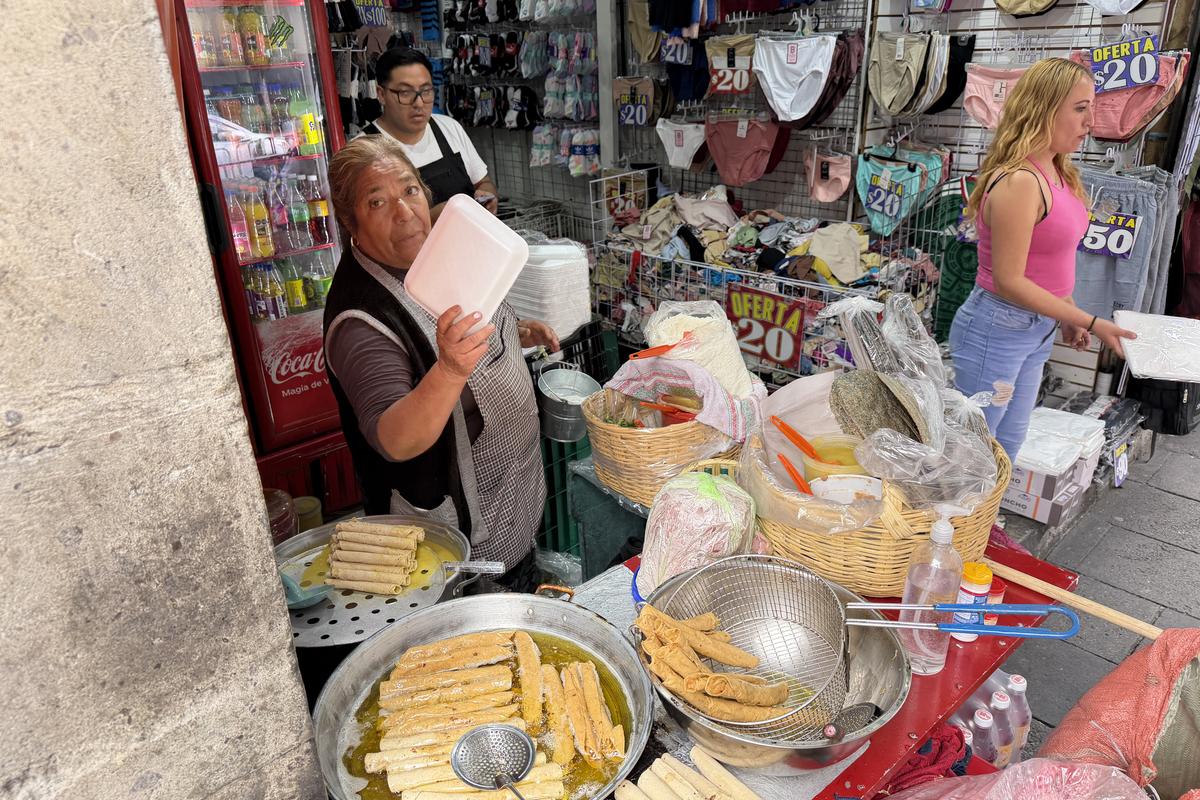 Tacos, condimente și... „grăsuțe” umplute cu șorici crocant » „Street food” altfel în Ciudad de Mexico
