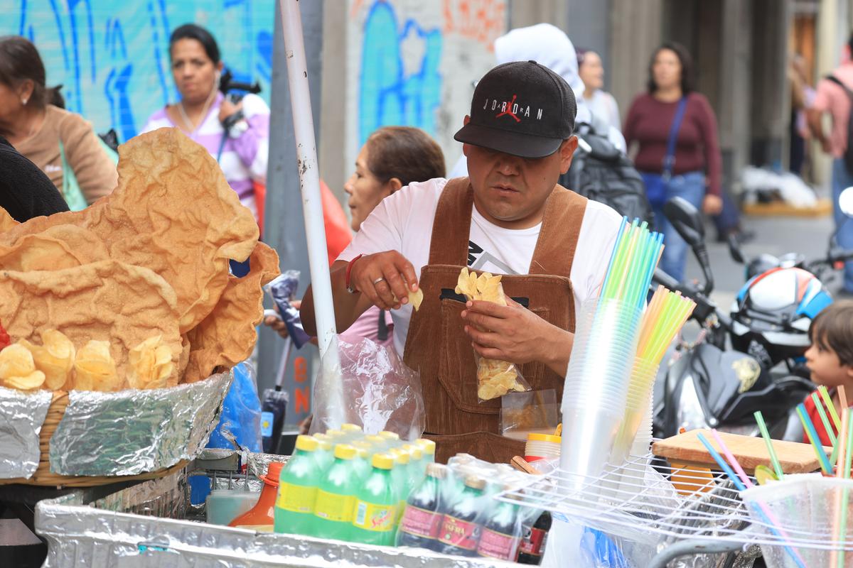 Tacos, condimente și... „grăsuțe” umplute cu șorici crocant » „Street food” altfel în Ciudad de Mexico