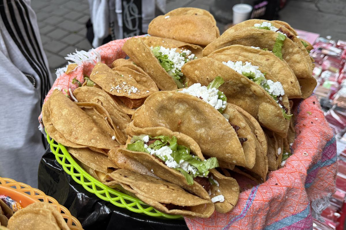 Tacos, condimente și... „grăsuțe” umplute cu șorici crocant » „Street food” altfel în Ciudad de Mexico