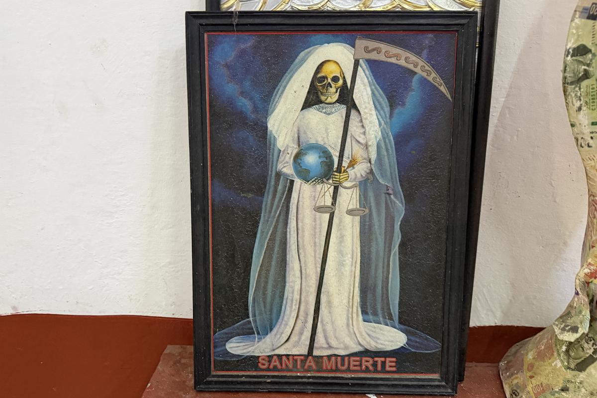 Contrast izbitor în Ciudad de Mexico: milioane de catolici venerează „Sfânta Moarte” » Altare pline cu flori dedicate unui schelet