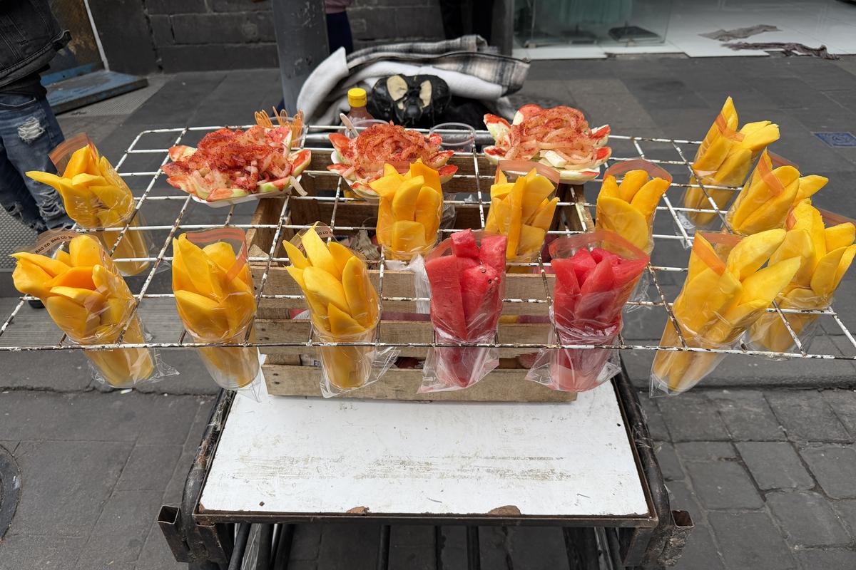 Tacos, condimente și... „grăsuțe” umplute cu șorici crocant » „Street food” altfel în Ciudad de Mexico