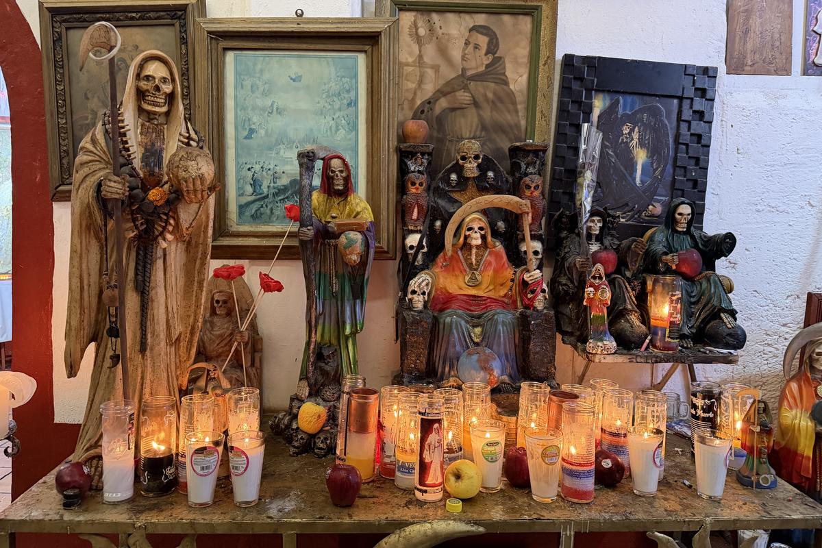 Contrast izbitor în Ciudad de Mexico: milioane de catolici venerează „Sfânta Moarte” » Altare pline cu flori dedicate unui schelet