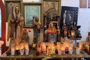Contrast izbitor în Ciudad de Mexico: milioane de catolici venerează „Sfânta Moarte” » Altare pline cu flori dedicate unui schelet