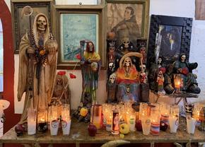 Contrast izbitor în Ciudad de Mexico: milioane de catolici venerează „Sfânta Moarte” » Altare pline cu flori dedicate unui schelet