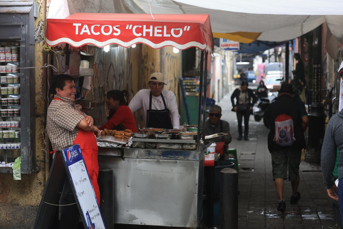 Tacos, condimente și... „grăsuțe” umplute cu șorici crocant » „Street food” altfel în Ciudad de Mexico