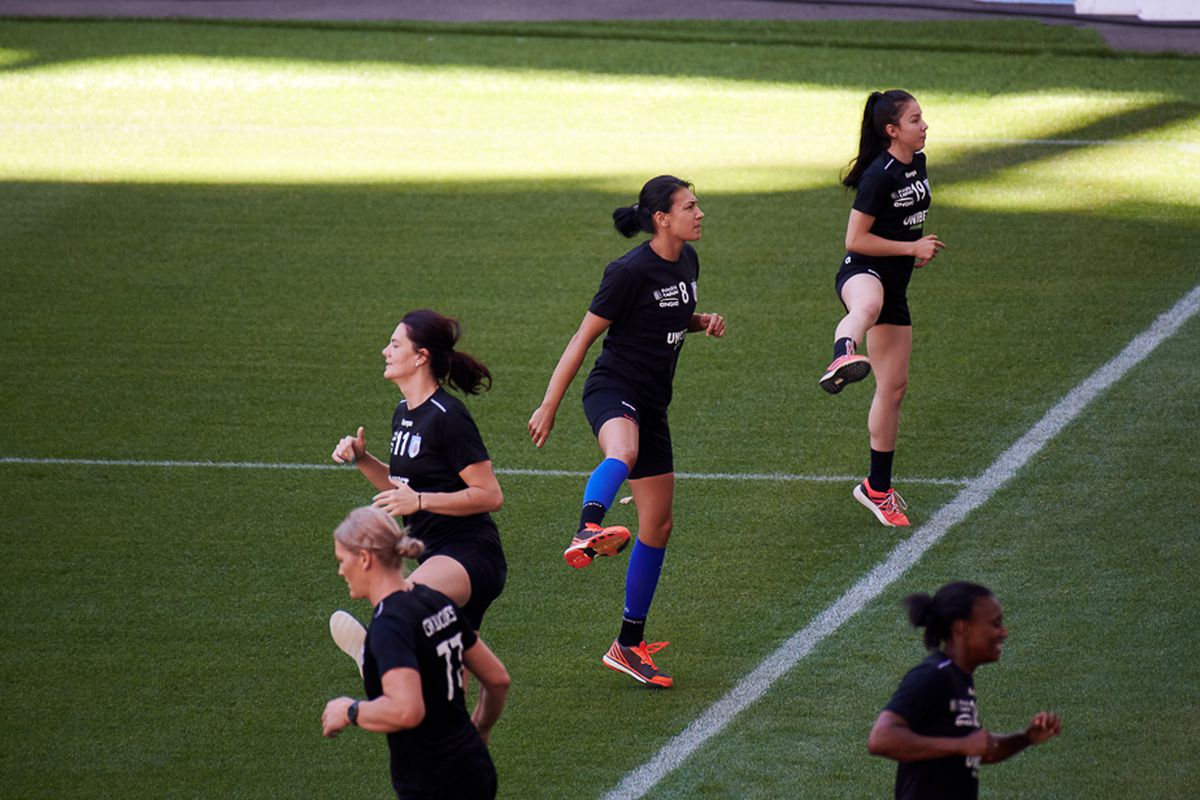 CSM București se antrenează pe Arena Națională » Antrenorul Adrian Vasile: „Stadionul arată bine şi  e o plăcere să alergi pe gazon”