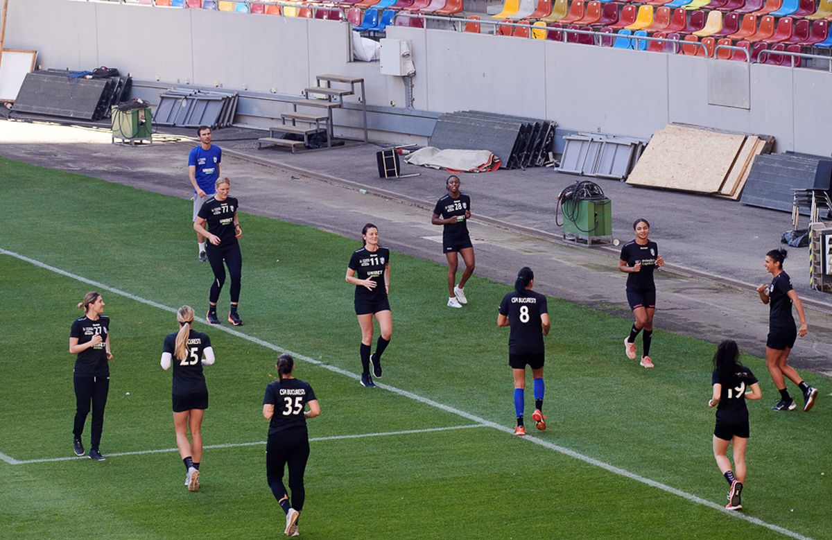CSM București se antrenează pe Arena Națională » Antrenorul Adrian Vasile: „Stadionul arată bine şi  e o plăcere să alergi pe gazon”