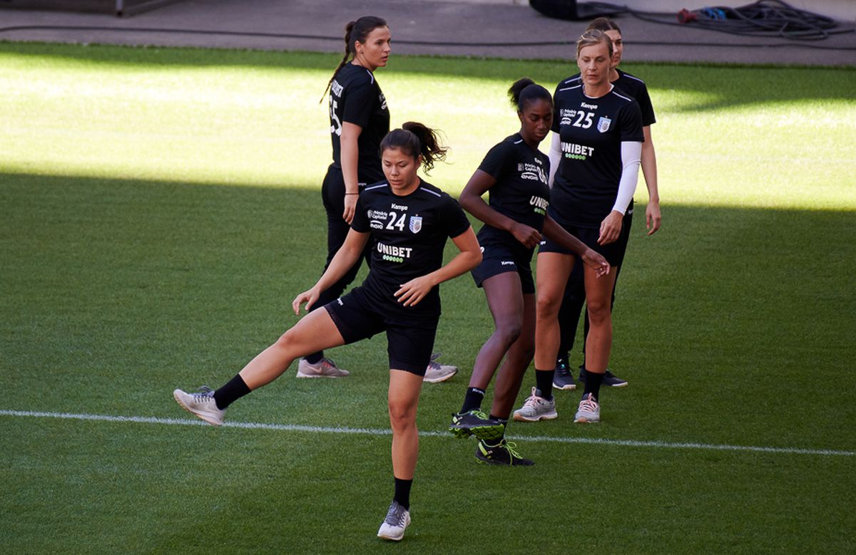 CSM București se antrenează pe Arena Națională » Antrenorul Adrian Vasile: „Stadionul arată bine şi  e o plăcere să alergi pe gazon”