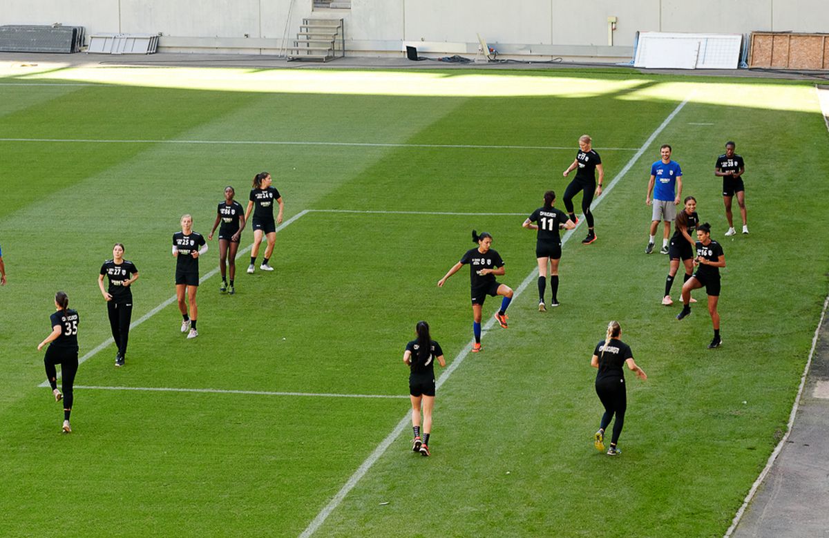 CSM București se antrenează pe Arena Națională » Antrenorul Adrian Vasile: „Stadionul arată bine şi  e o plăcere să alergi pe gazon”