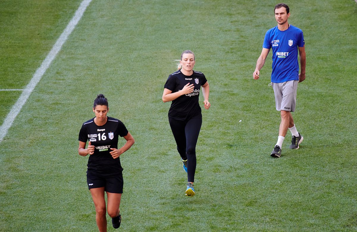 CSM București se antrenează pe Arena Națională » Antrenorul Adrian Vasile: „Stadionul arată bine şi  e o plăcere să alergi pe gazon”