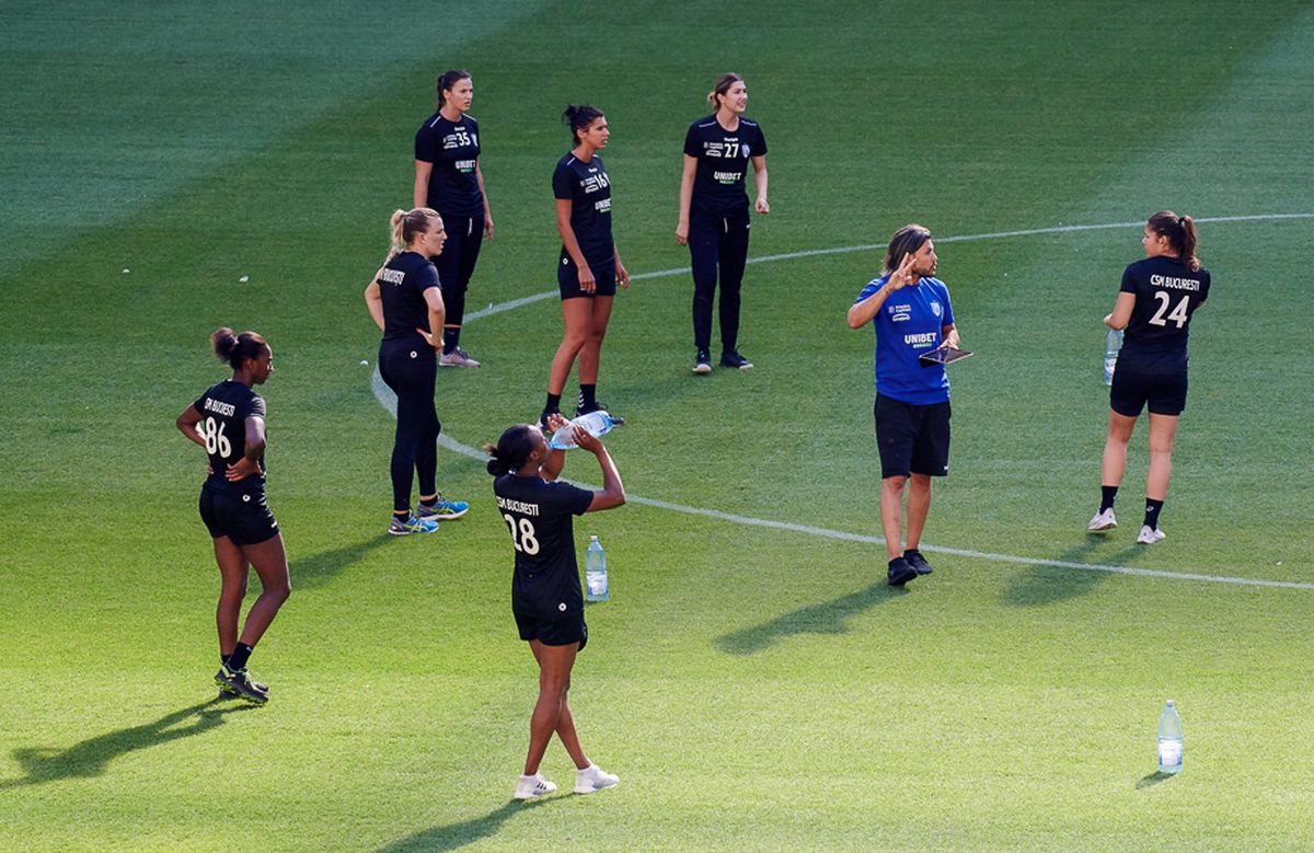 CSM București se antrenează pe Arena Națională » Antrenorul Adrian Vasile: „Stadionul arată bine şi  e o plăcere să alergi pe gazon”