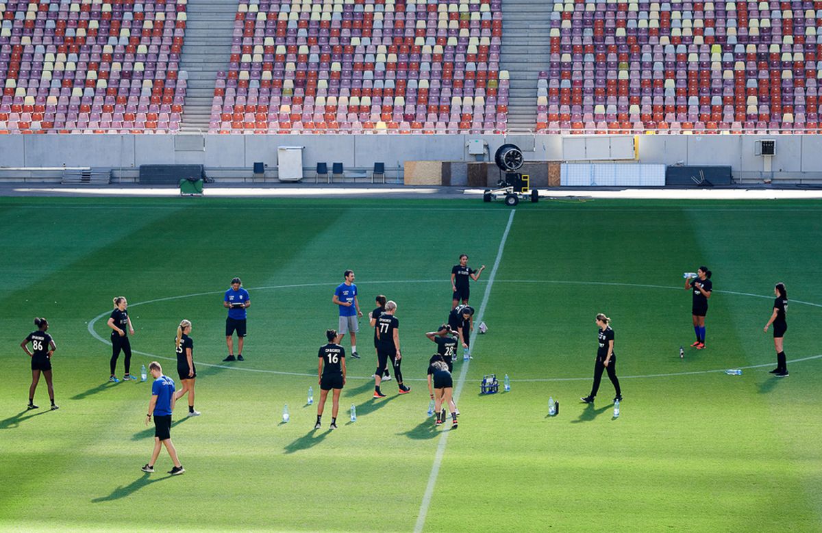 CSM București se antrenează pe Arena Națională » Antrenorul Adrian Vasile: „Stadionul arată bine şi  e o plăcere să alergi pe gazon”