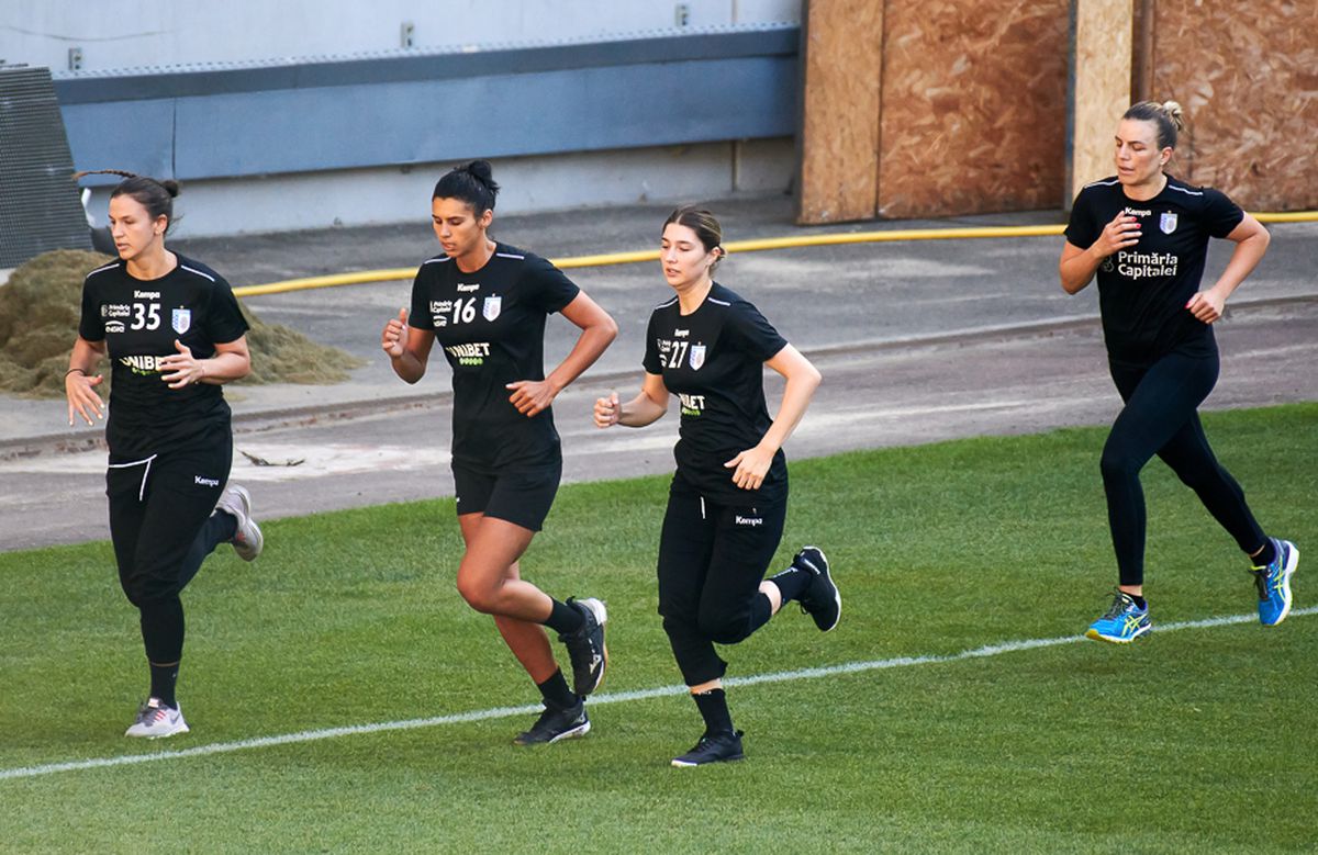 CSM București se antrenează pe Arena Națională » Antrenorul Adrian Vasile: „Stadionul arată bine şi  e o plăcere să alergi pe gazon”