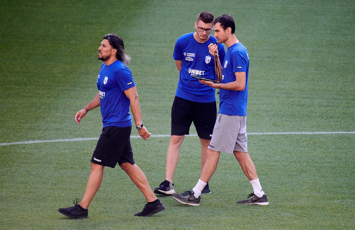 CSM București se antrenează pe Arena Națională » Antrenorul Adrian Vasile: „Stadionul arată bine şi  e o plăcere să alergi pe gazon”