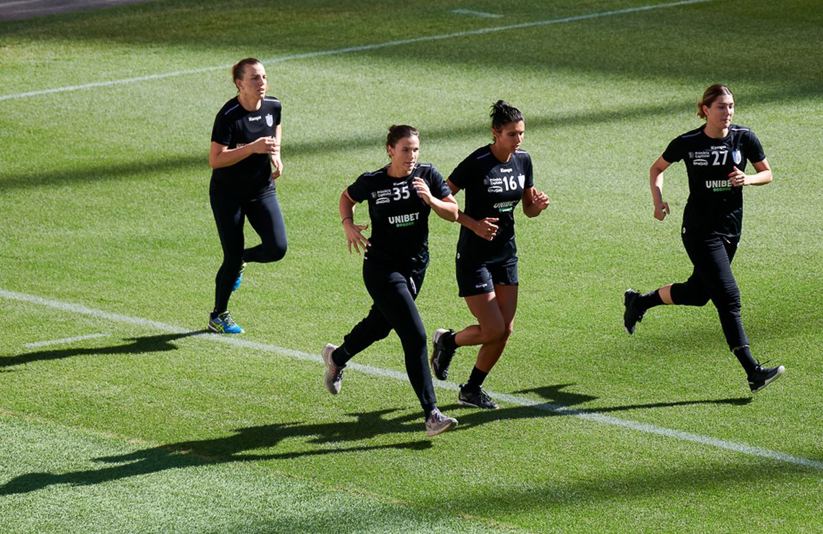 CSM București se antrenează pe Arena Națională » Antrenorul Adrian Vasile: „Stadionul arată bine şi  e o plăcere să alergi pe gazon”