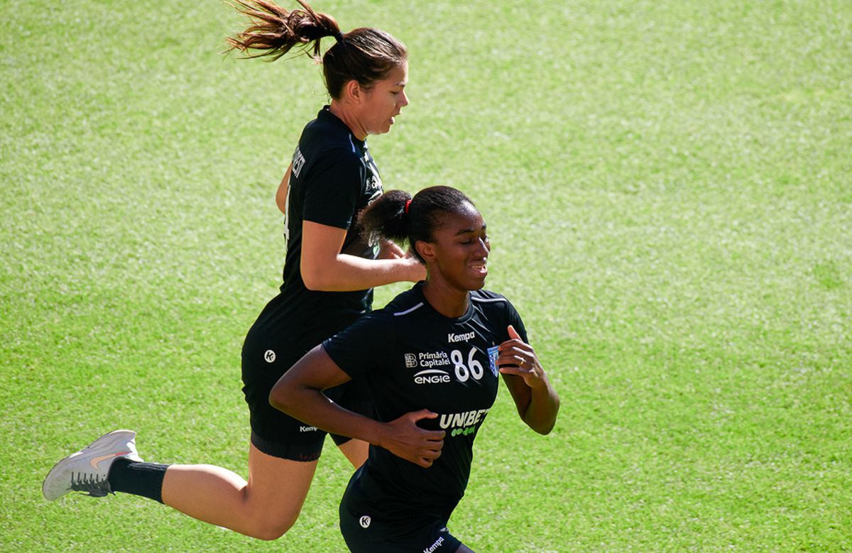 CSM București se antrenează pe Arena Națională » Antrenorul Adrian Vasile: „Stadionul arată bine şi  e o plăcere să alergi pe gazon”