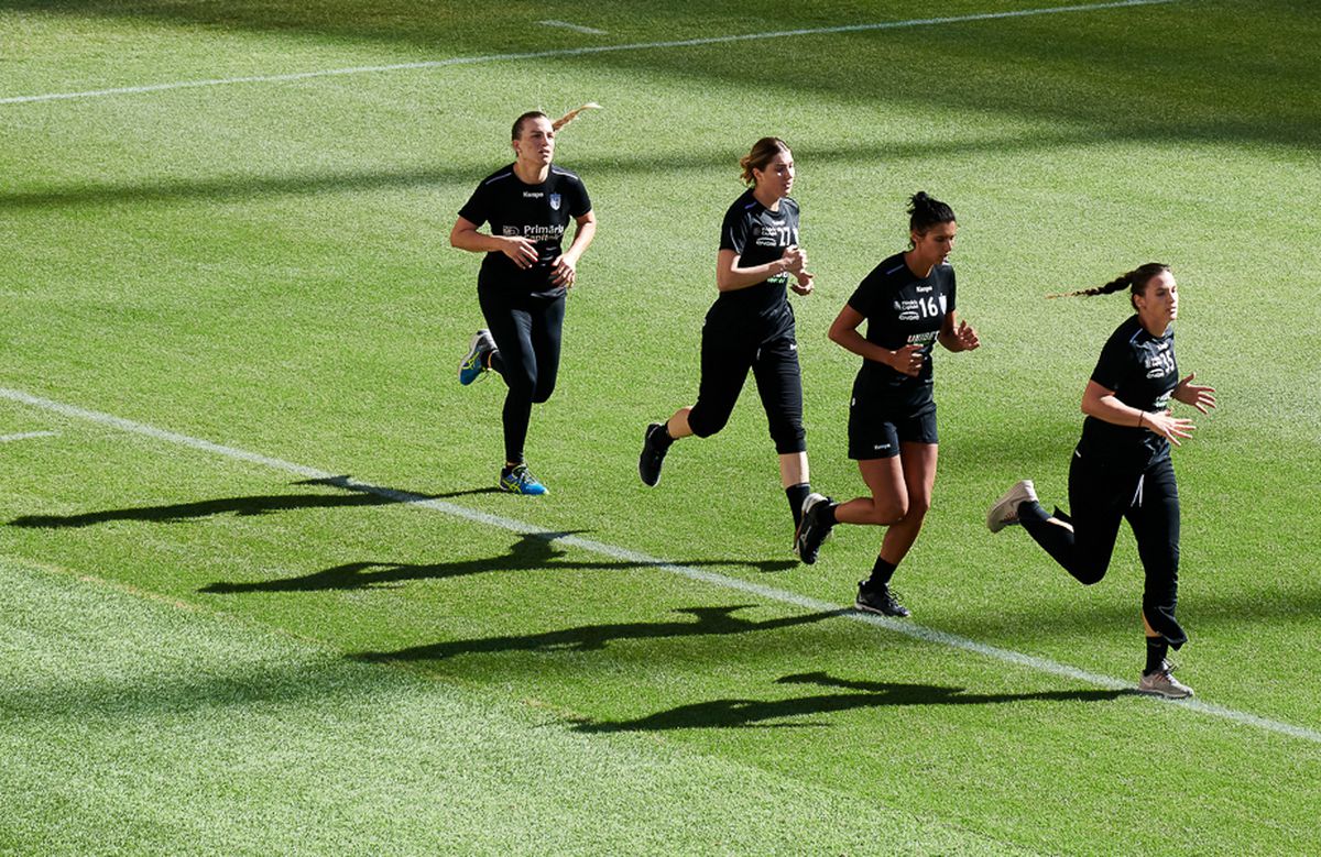 CSM București se antrenează pe Arena Națională » Antrenorul Adrian Vasile: „Stadionul arată bine şi  e o plăcere să alergi pe gazon”