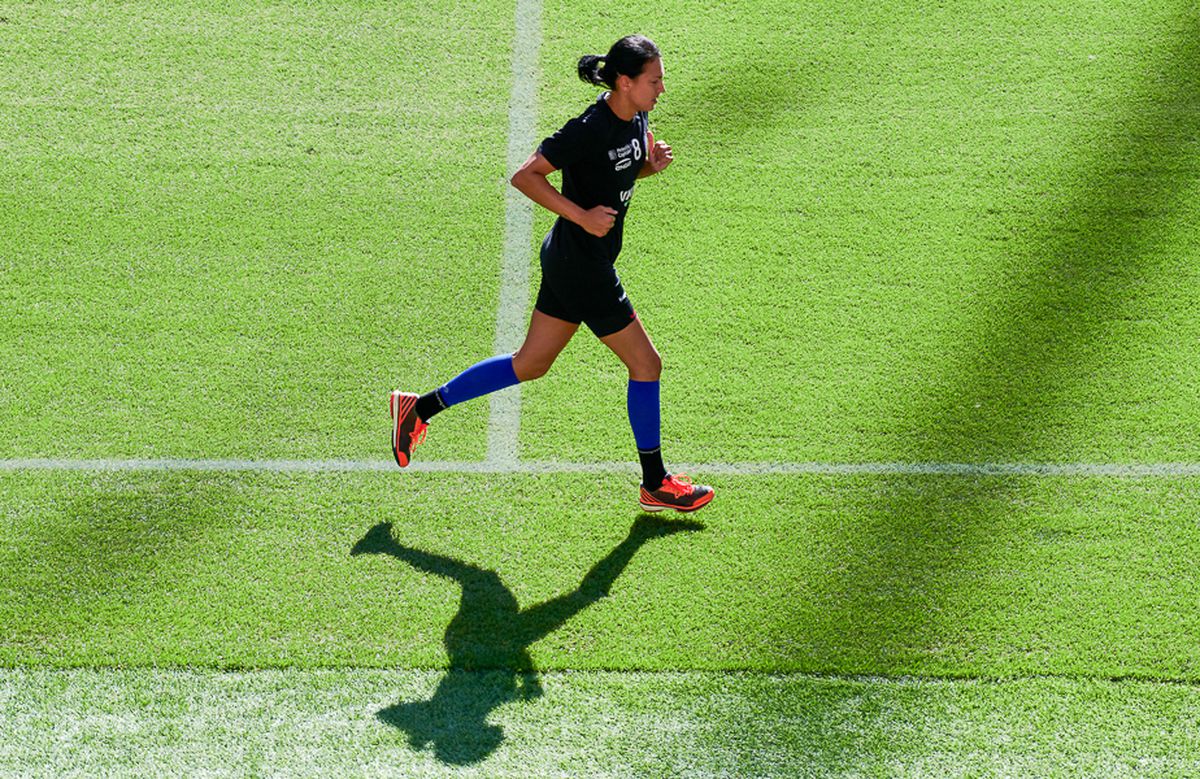 CSM București se antrenează pe Arena Națională » Antrenorul Adrian Vasile: „Stadionul arată bine şi  e o plăcere să alergi pe gazon”