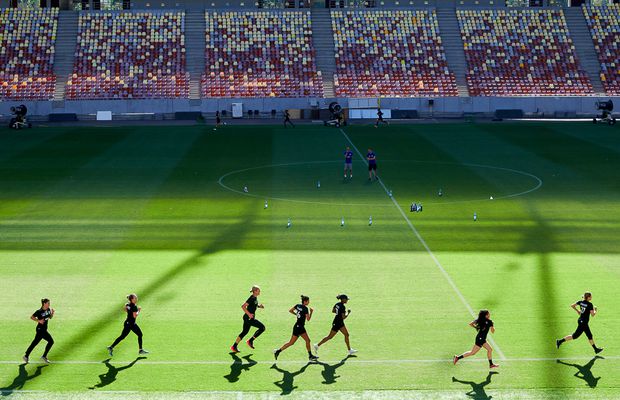 CSM București se antrenează pe Arena Națională » Antrenorul Adrian Vasile: „Stadionul arată bine şi  e o plăcere să alergi pe gazon”