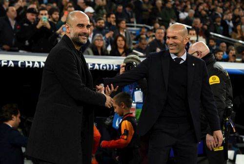 Pep Guardiola alături de Zinedine Zidane, înainte de meciul tur dintre Real Madrid și Manchester City (1-2) // Sursă foto: Getty