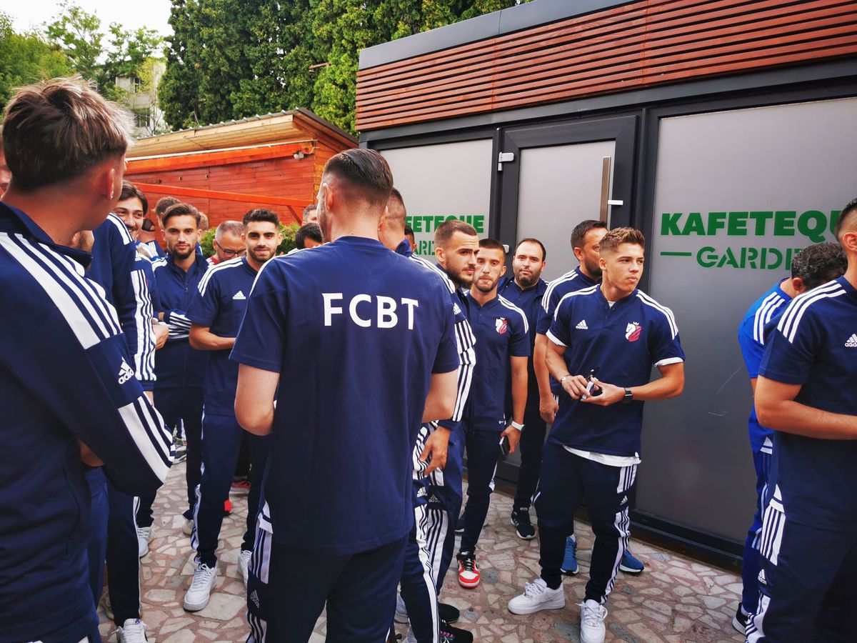 Rebranding complet la clubul din Liga 1 » Patronul a pus calul pe emblemă, și-a lansat berea proprie și a anunțat plecarea căpitanului: „Să te întorci ca antrenor!”