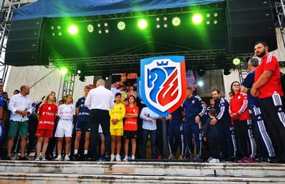 Rebranding complet la clubul din Liga 1 » Patronul a pus calul pe emblemă, și-a lansat berea proprie și a anunțat plecarea căpitanului: „Să te întorci ca antrenor!”