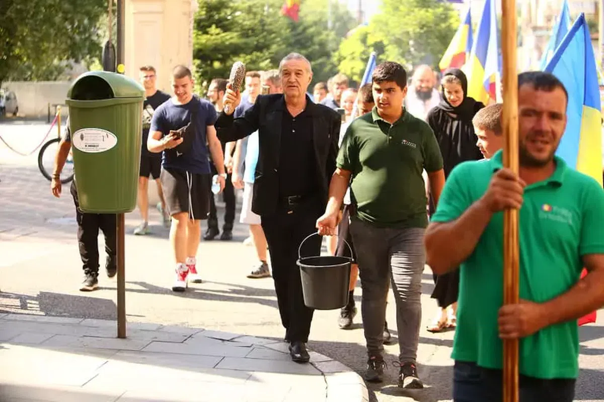 Becali merge iar să dea cu agheasmă pe Calea Victoriei, după marșul comunității LGBT: „Duhurile rele, dracii rămân în urma lor”