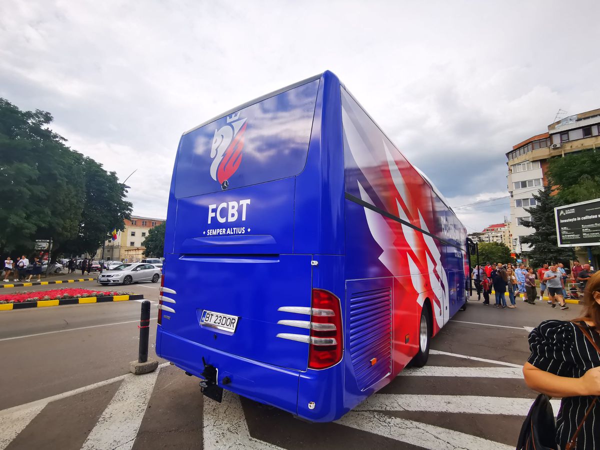 Rebranding complet la clubul din Liga 1 » Patronul a pus calul pe emblemă, și-a lansat berea proprie și a anunțat plecarea căpitanului: „Să te întorci ca antrenor!”