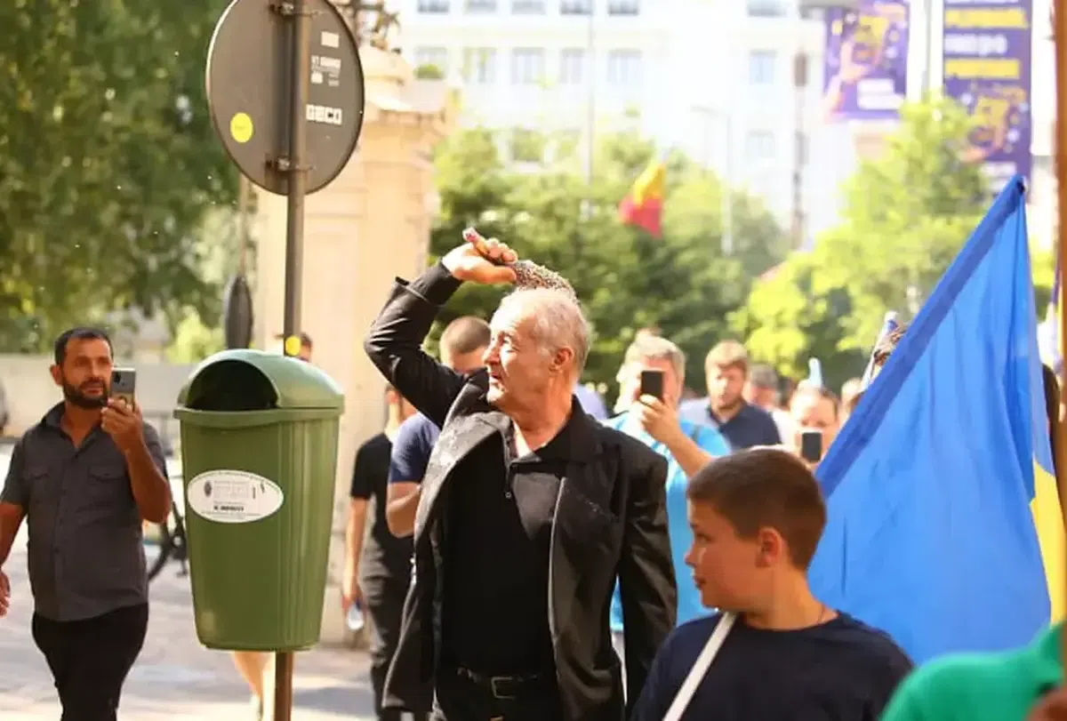 Becali merge iar să dea cu agheasmă pe Calea Victoriei, după marșul comunității LGBT: „Duhurile rele, dracii rămân în urma lor”