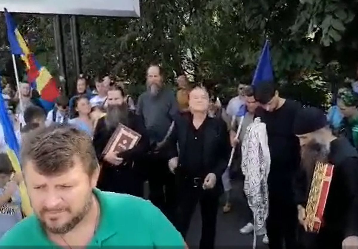 Imagini inedite cu Gigi Becali » A ieșit la „ocazie” pe Calea Victoriei! Cine l-a dus acasă