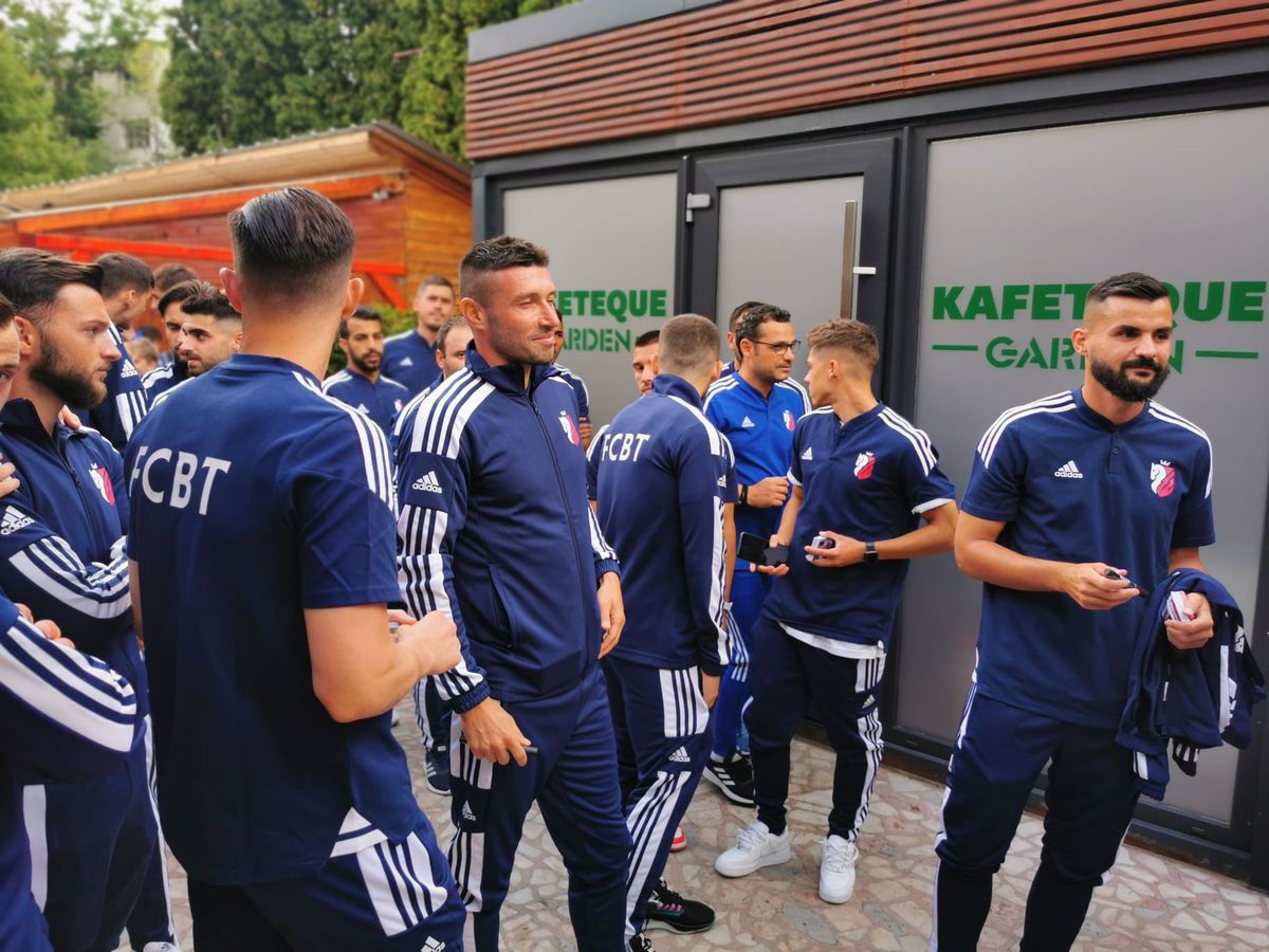 Rebranding complet la clubul din Liga 1 » Patronul a pus calul pe emblemă, și-a lansat berea proprie și a anunțat plecarea căpitanului: „Să te întorci ca antrenor!”