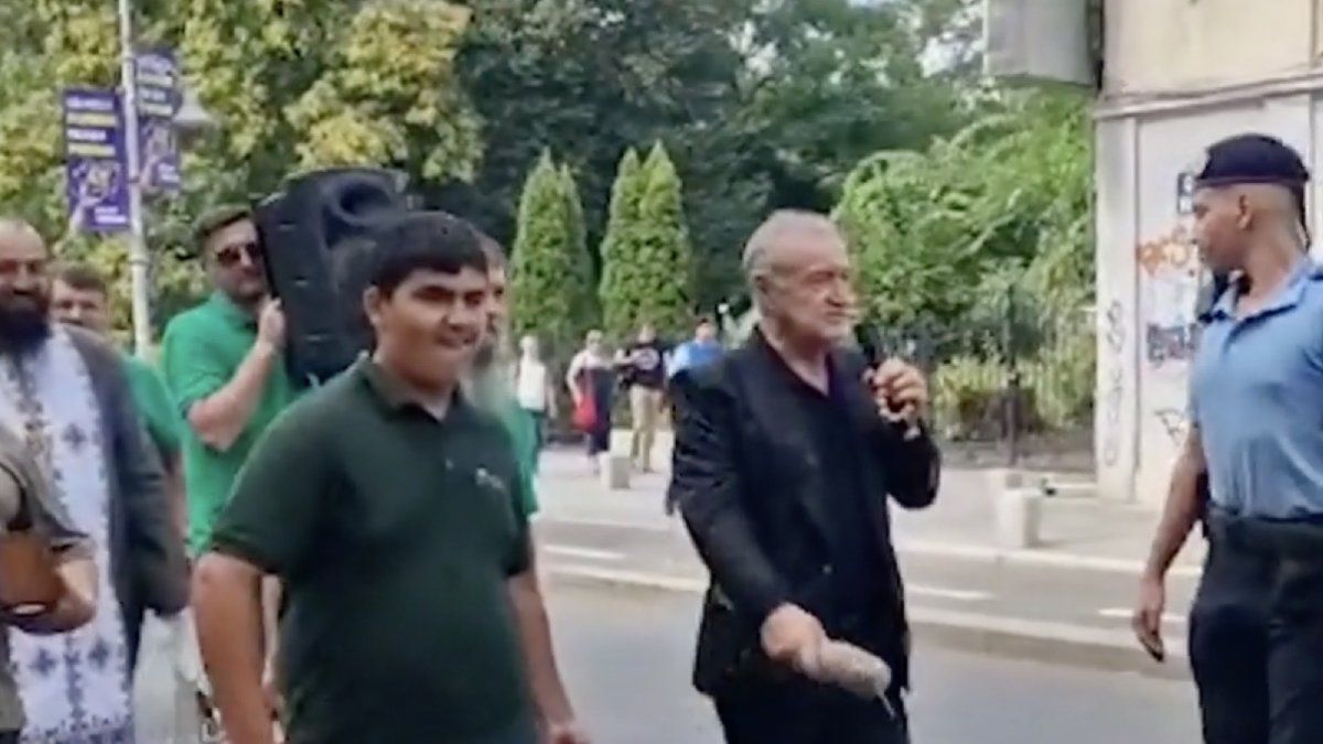 Gigi Becali, pe urmele „Bucharest Pride” » Patronul FCSB a stropit cu agheasmă și a cântat pe Calea Victoriei