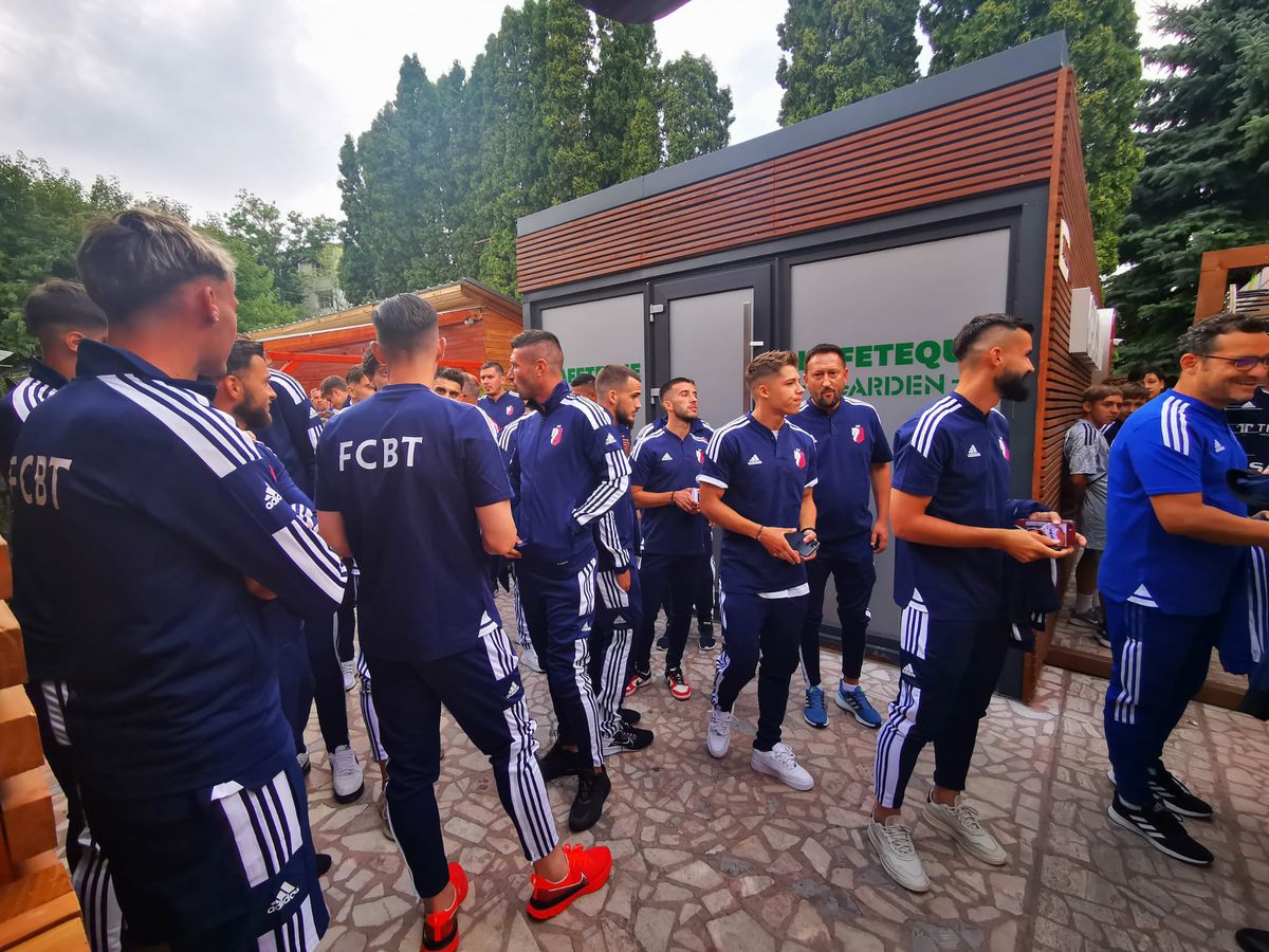 Rebranding complet la clubul din Liga 1 » Patronul a pus calul pe emblemă, și-a lansat berea proprie și a anunțat plecarea căpitanului: „Să te întorci ca antrenor!”