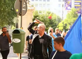 Gigi Becali, pe urmele „Bucharest Pride” » A stropit cu agheasmă și a cântat pe Calea Victoriei