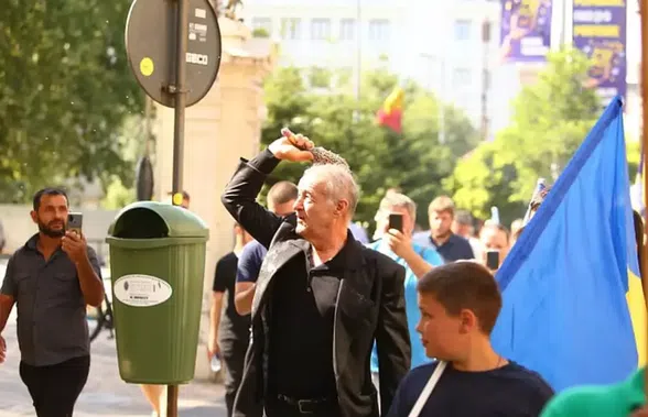 Gigi Becali, pe urmele „Bucharest Pride” » Patronul FCSB a stropit cu agheasmă și a cântat pe Calea Victoriei