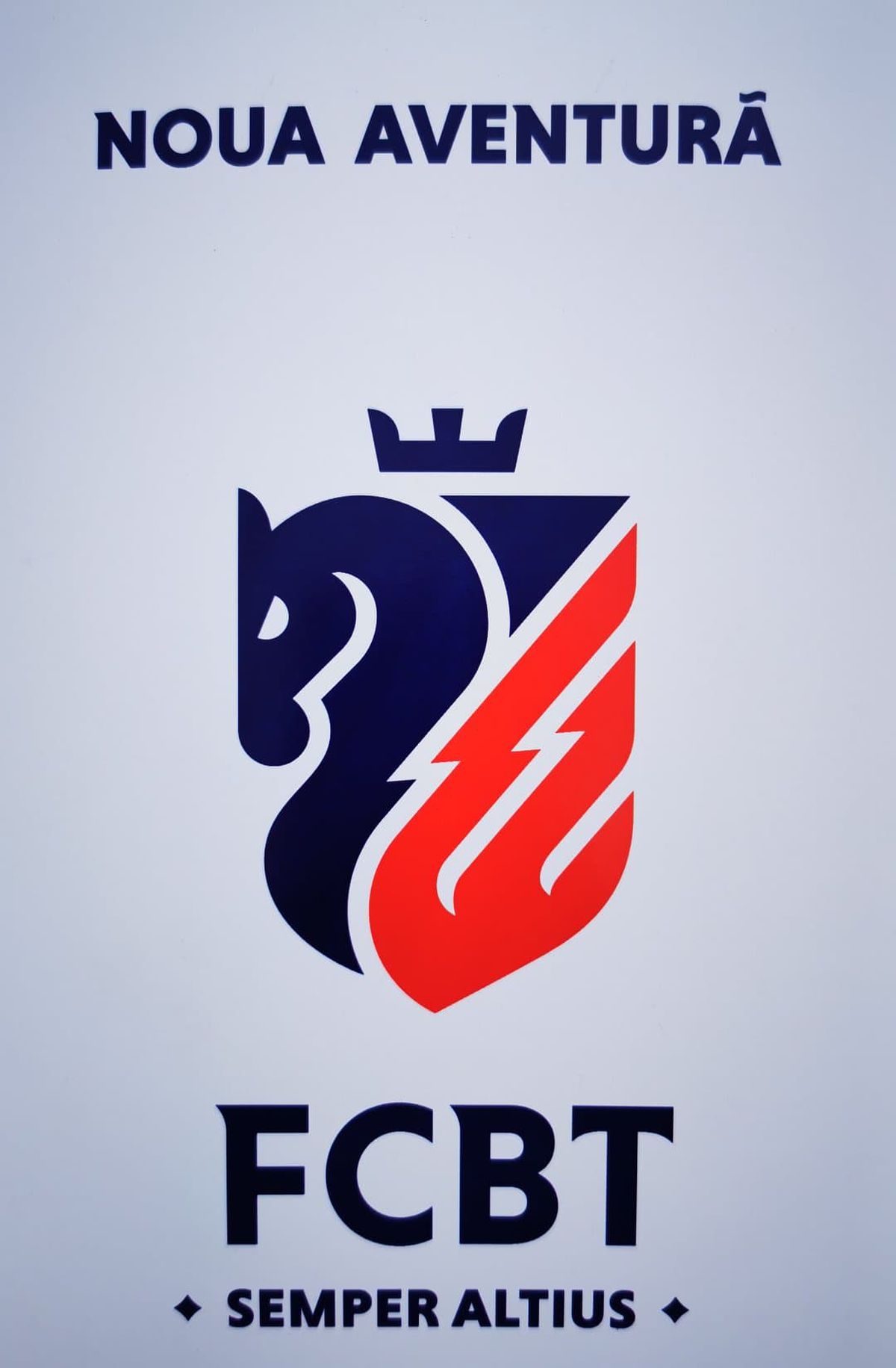 Rebranding complet la clubul din Liga 1 » Patronul a pus calul pe emblemă, și-a lansat berea proprie și a anunțat plecarea căpitanului: „Să te întorci ca antrenor!”